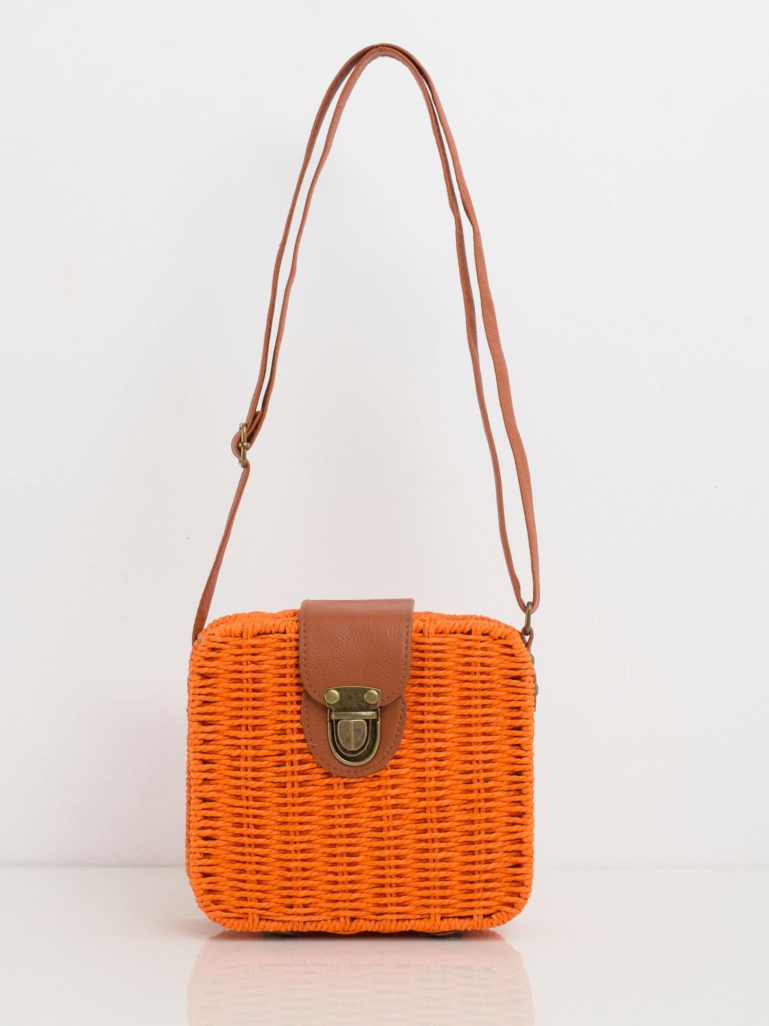 Malá pletená oranžová kabelka s retro sponou