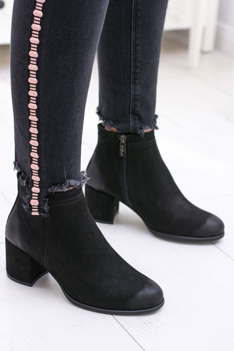 Elegantné dámske kožené členkové topánky v čiernej farbe