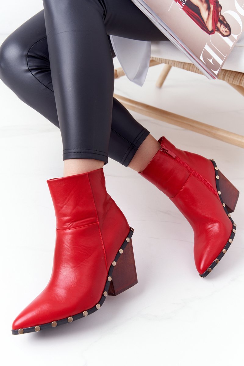 Červené topánky s ozdobnou podrážkou