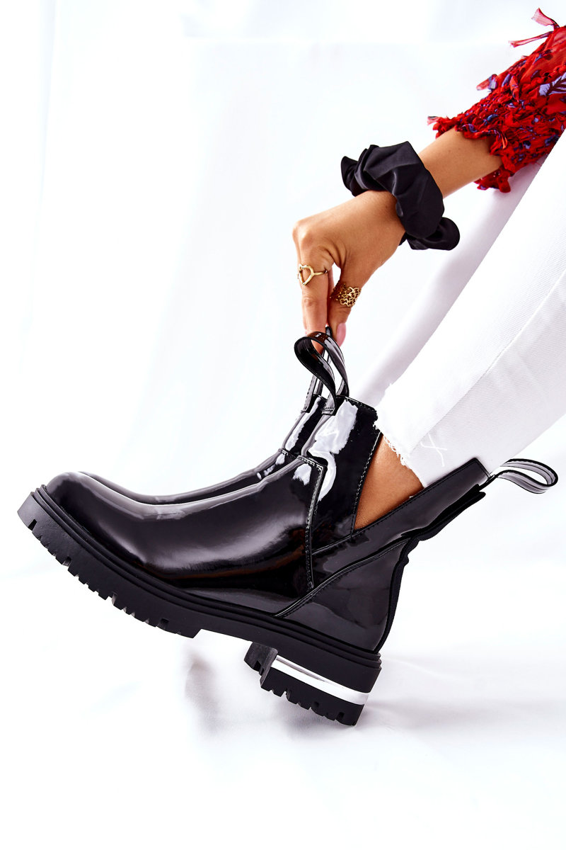 Čierne členkové lakované topánky s výrezmi - 38