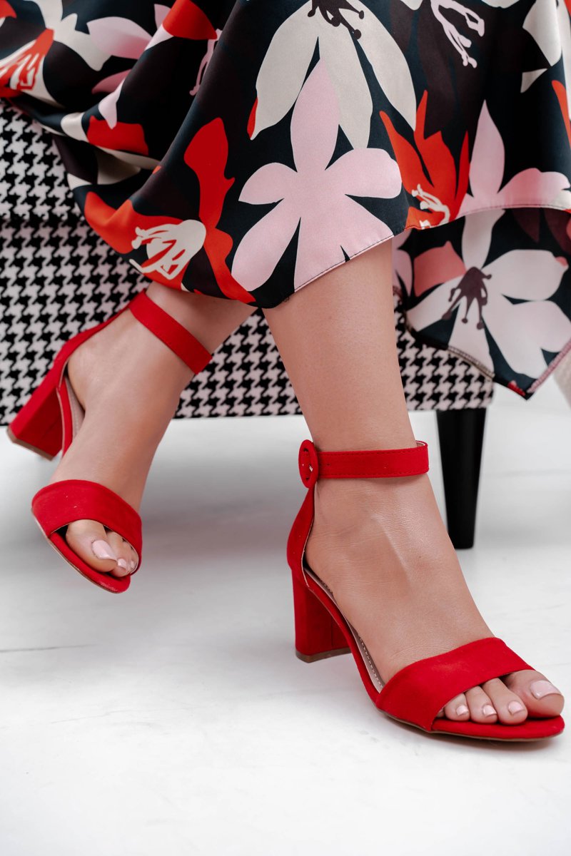 Dámske semišové sandále v červenej farbe s remienkom okolo členku