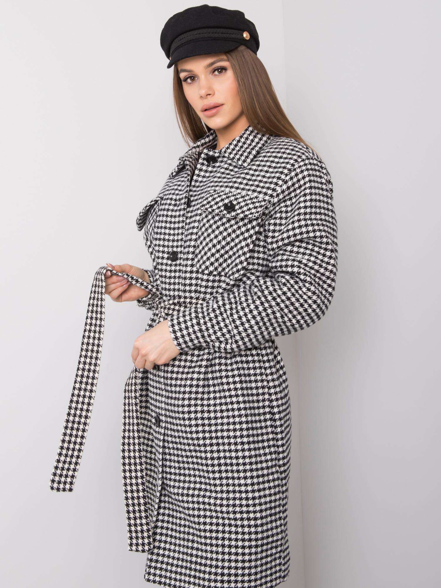 Čierno-biely kockovaný kabát
