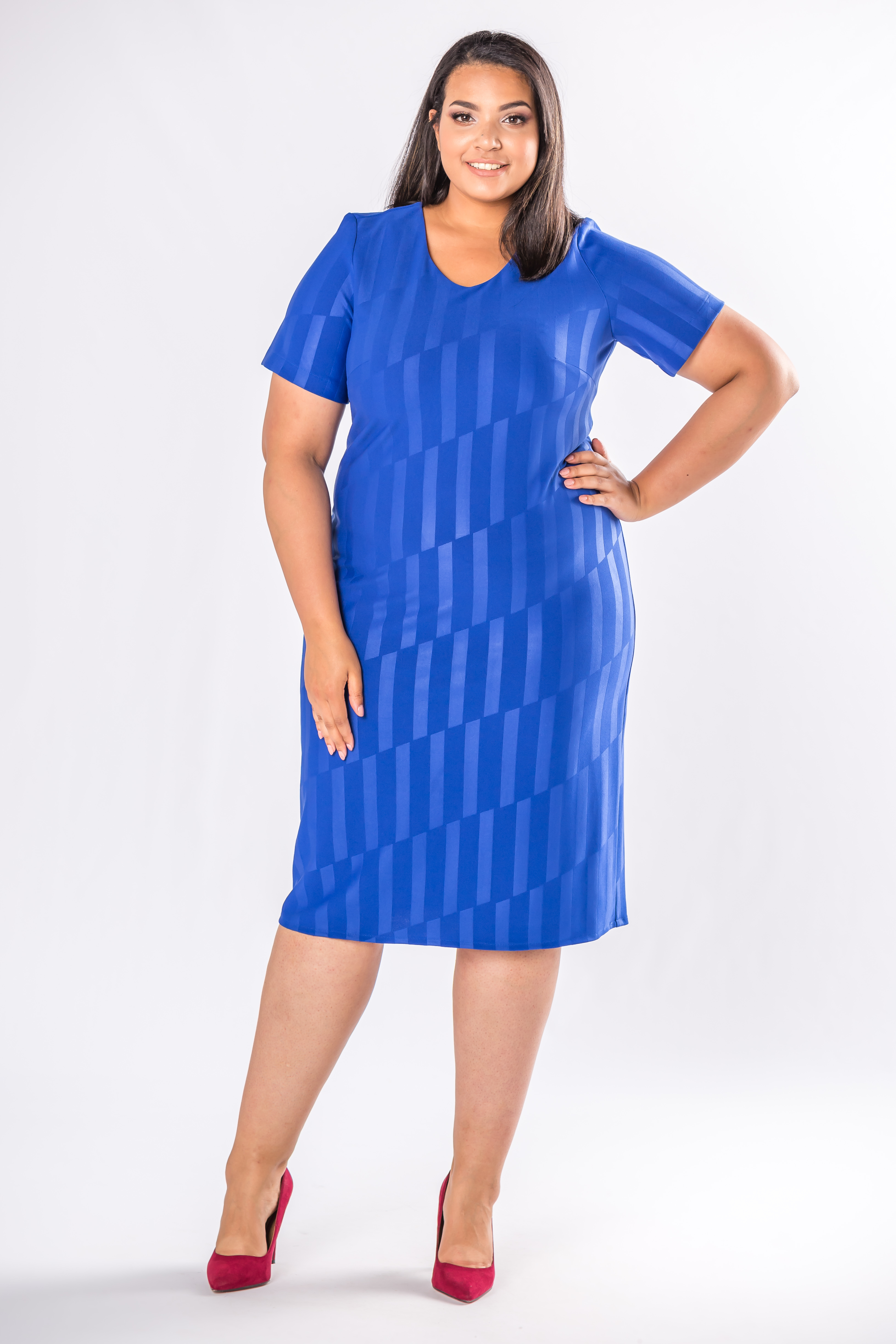 Puzdrové šaty modrej farby so vzorom