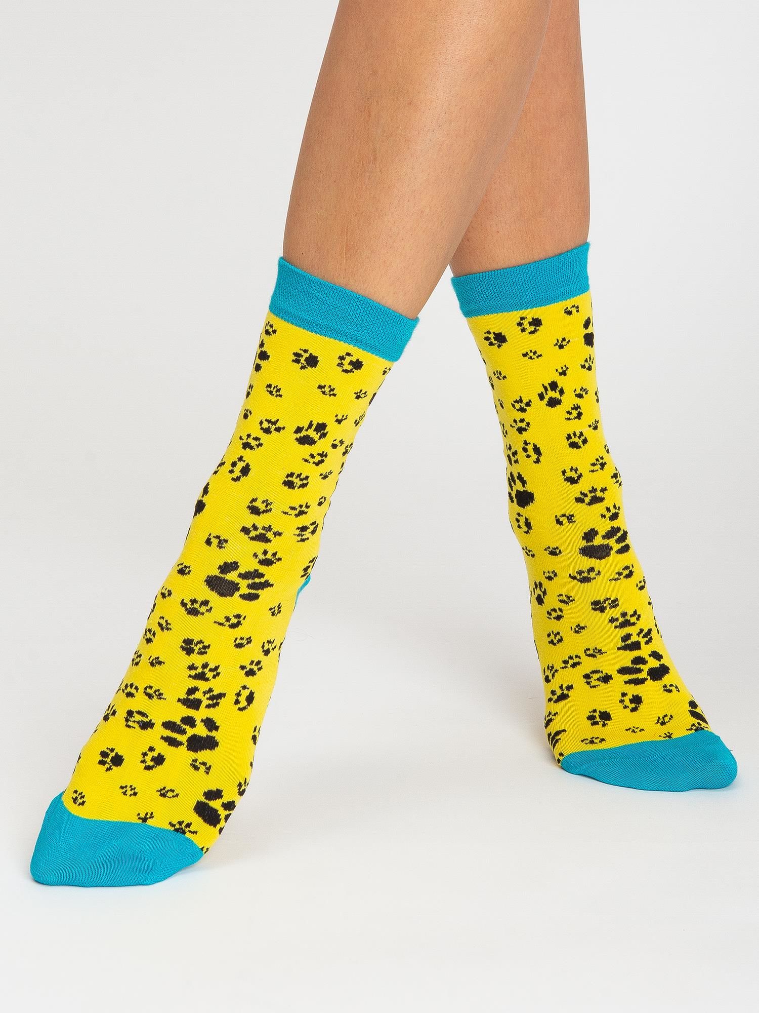 Žlté ponožky so psími labkami