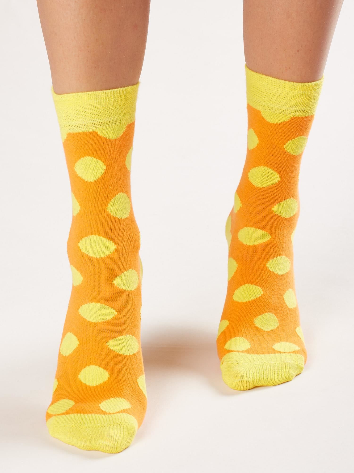 Oranžové ponožky so žltými bodkami