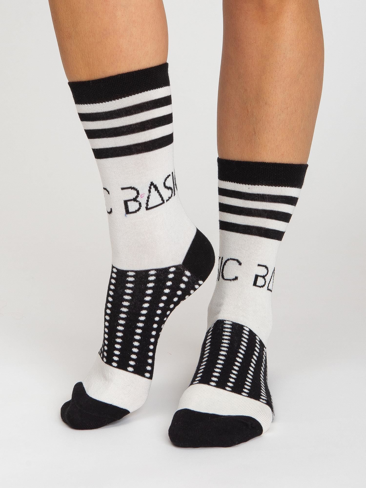 Krémovo-čierne ponožky so vzorom