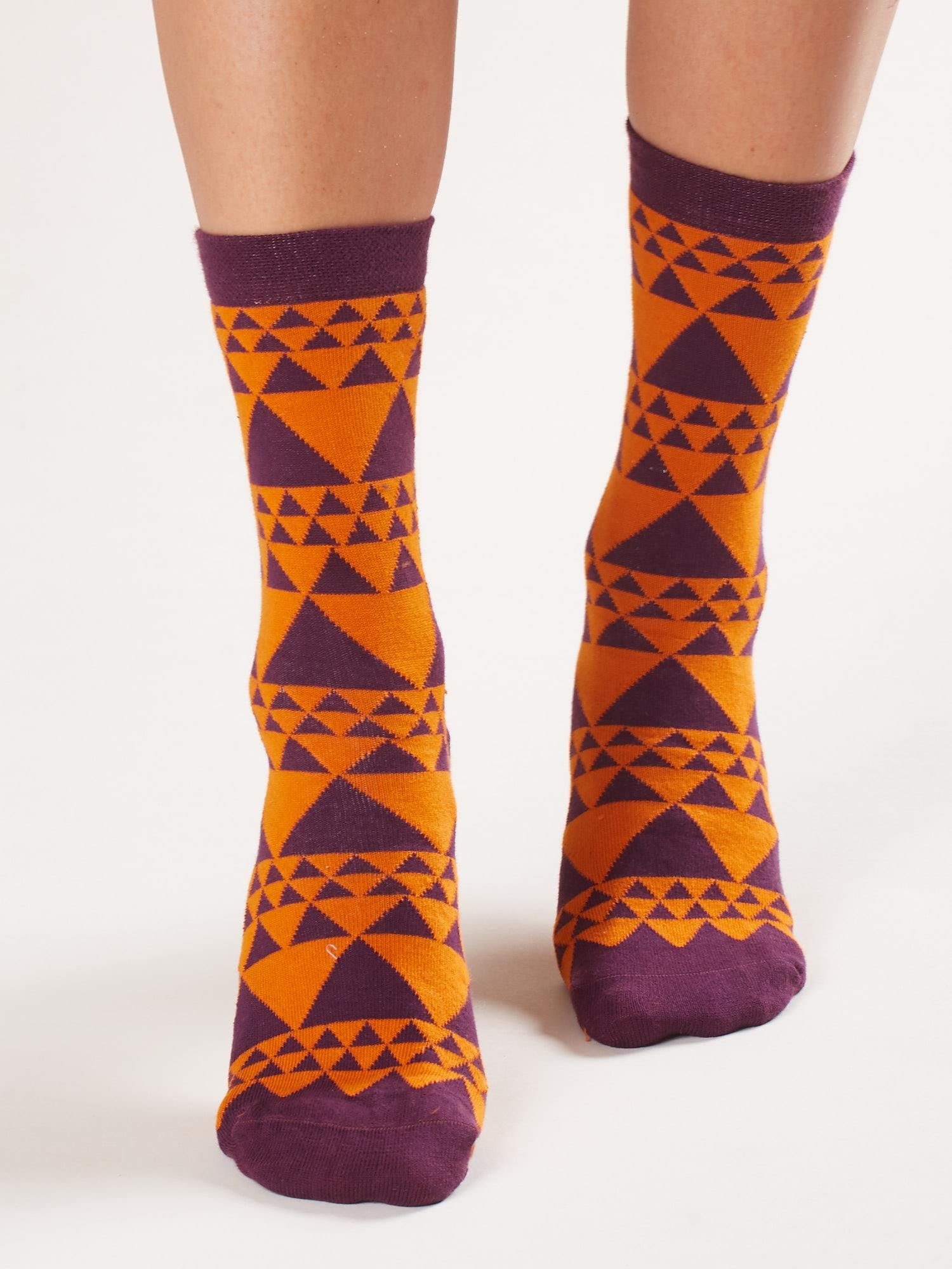Oranžovo-fialové ponožky so vzorom