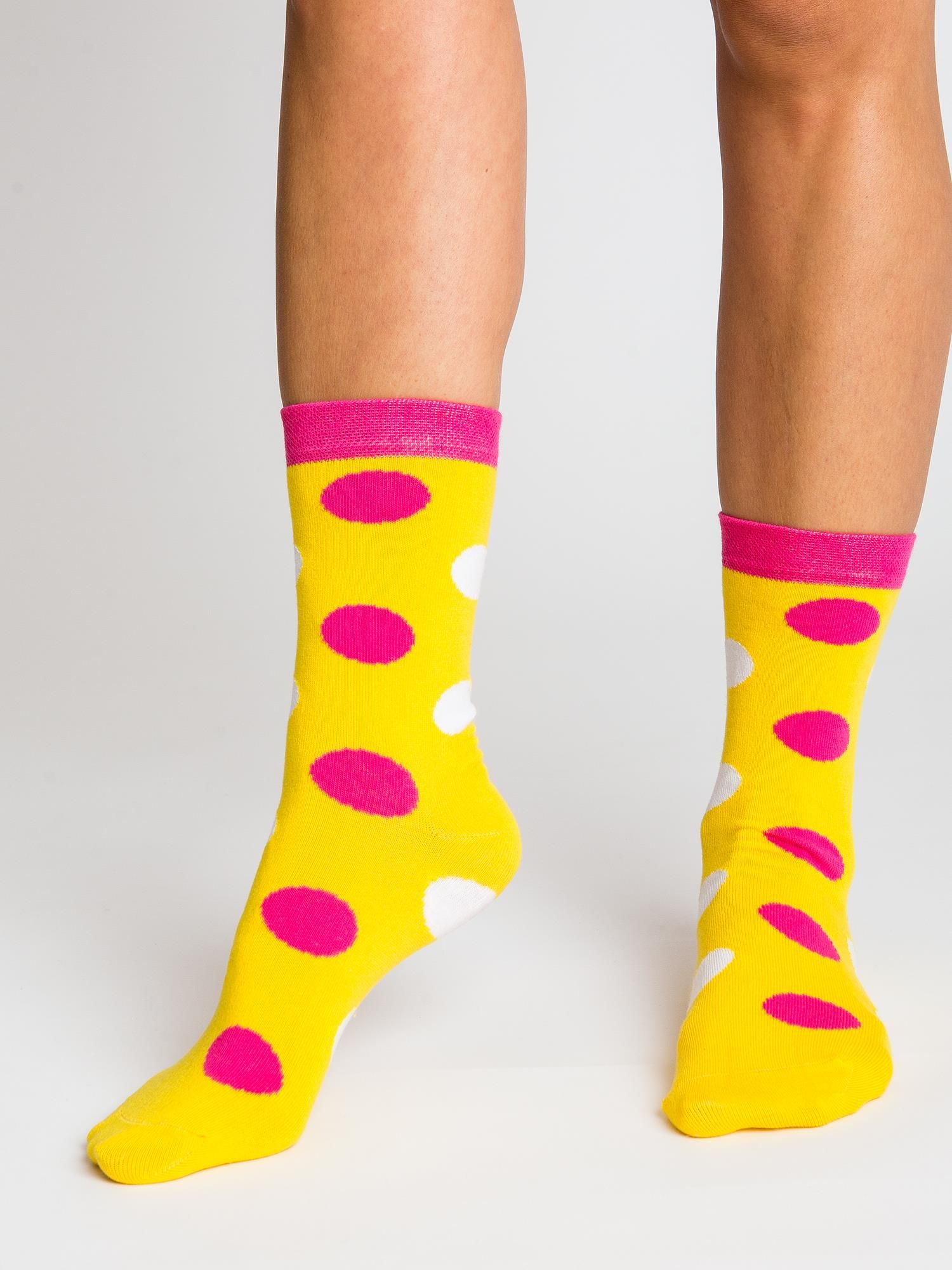Žlté ponožky s ružovými bodkami