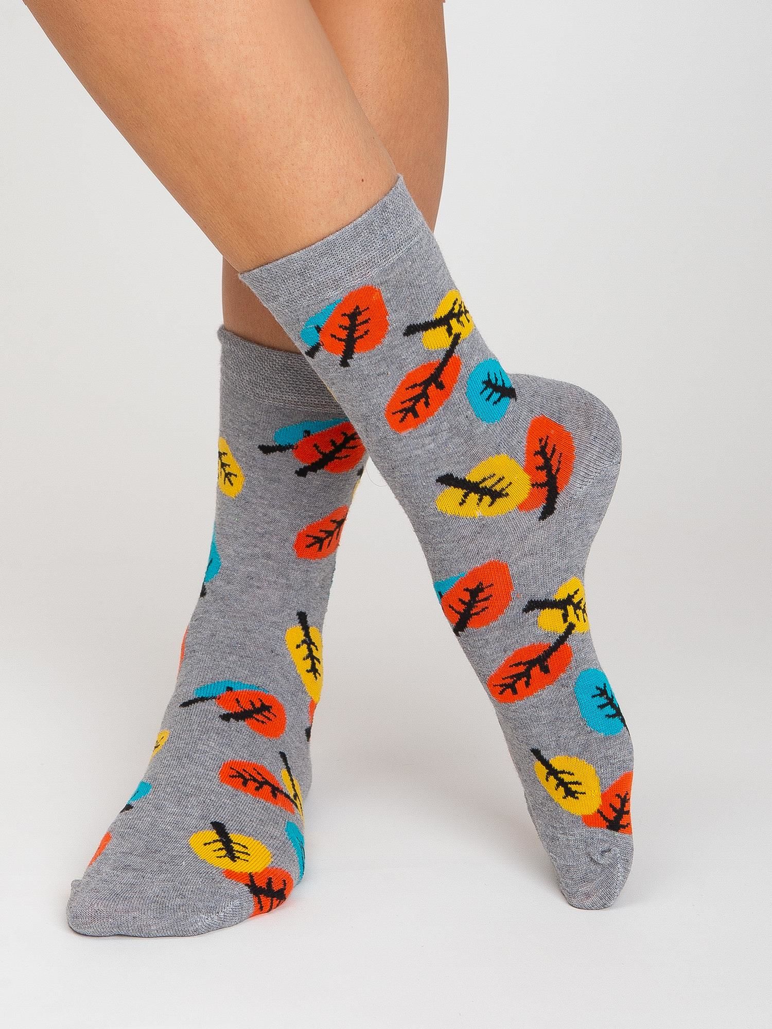 Sivé ponožky s farebným vzorom
