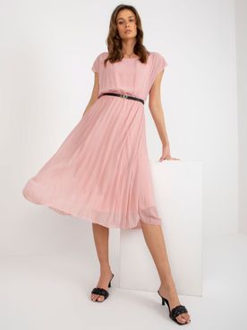 Dámske elegantné svetloružové šaty s plisovaním a opaskom