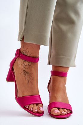 Dámske kožené sandále v ružovej farbe s remienkom okolo členku