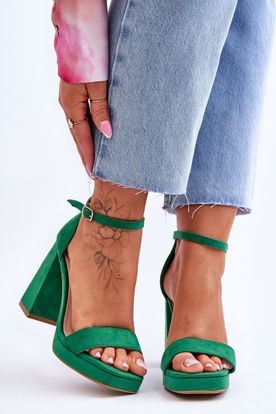 Tmavo-zelené semišové sandále na vysokých masívnych podpätkoch v tvare bloku