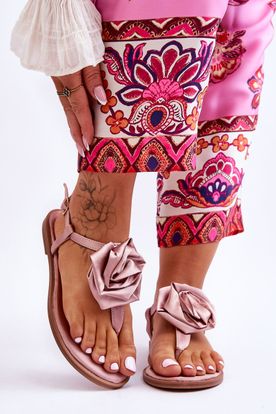 Svetlo-ružové saténové nízke sandále s ružou