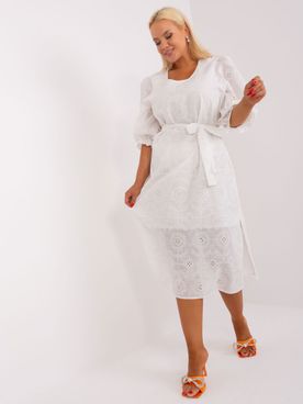 Elegantné biele bavlnené plus size šaty s výšivkou, viazaním a volánovými rukávmi