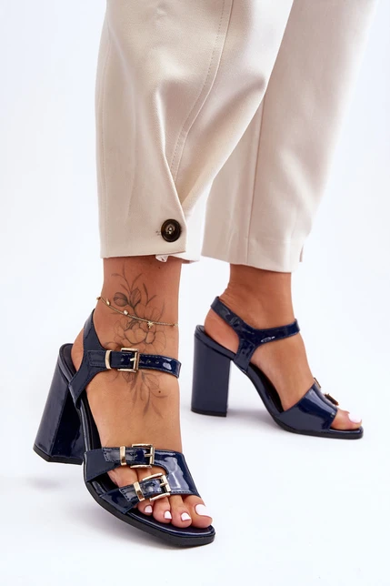 Tmavo-modré lakované lesklé sandále s prackami na vysokom podpätku