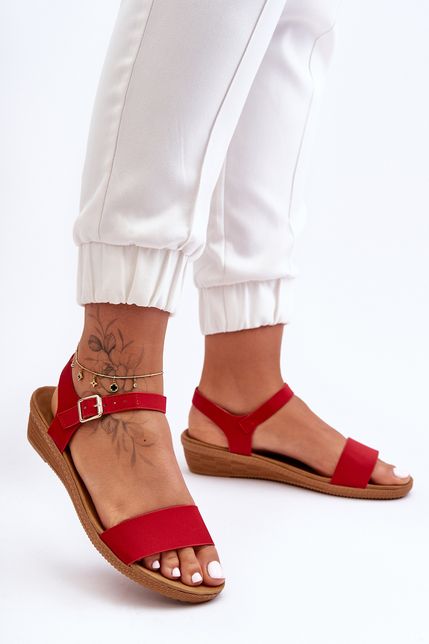 Klasické jednoduché červené sandále s prackou