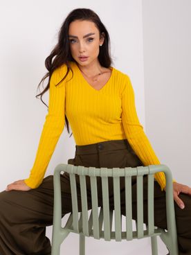 Žltý rebrovaný priliehavý sveter s výstrihom