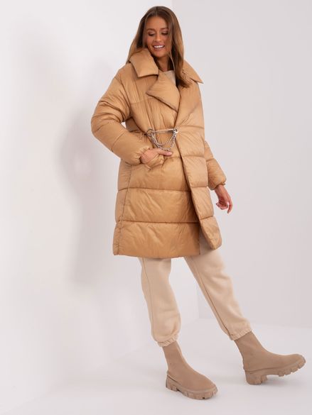 Svetlo-hnedá zimná prešívaná bunda z ozdobnou zicherkou a retiazkou
