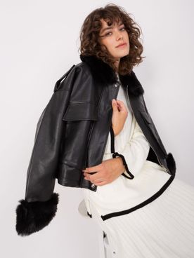 Čierna eko kožená zimná bunda s čiernou kožušinou na rukávoch a golieri