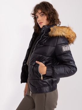 Čierna prešívaná zimná bunda s odnímateľnou kapucňou s kožušinou