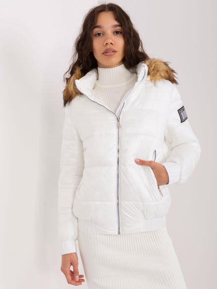 Biela prešívaná zimná bunda s odnímateľnou kapucňou s kožušinou