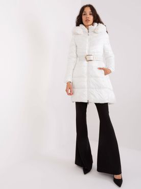 Biela prešívaná zimná bunda s kožušinou na kapucni a opaskom