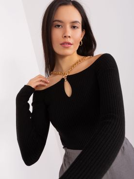 Čierny elegantný rebrovaný sveter s odhalenými ramenami a retiazkou