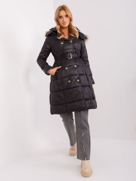 Čierna prešívaná zimná bunda s gombíkmi a opaskom