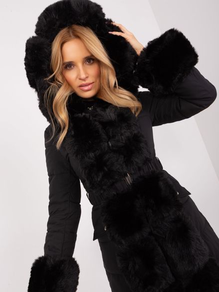Čierna zimná prešívaná elegantná bunda s masívnou kožušinou a opaskom