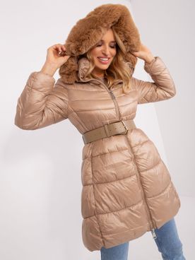 Tmavo-béžová prešívaná zimná bunda s kožušinou na kapucni a opaskom