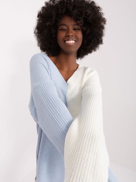 Bielo-modrý pletený sveter s výstrihom do V a rozparkami na bokoch