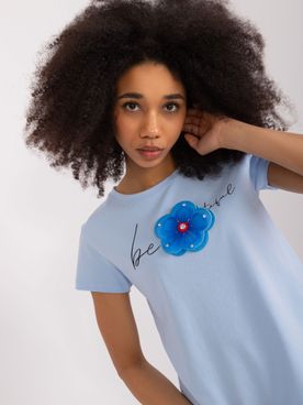 Svetlomodré bavlnené triško s okrúhlym výstrihom a kvetinovou aplikáciu vpredu