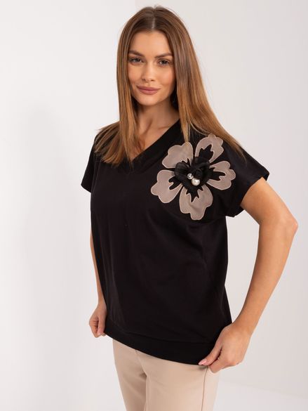 Čierne bavlnené tričko s ozdobným kvetom na pleci