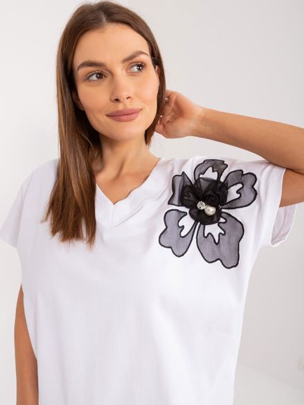 Biele bavlnené tričko s ozdobným kvetom na pleci