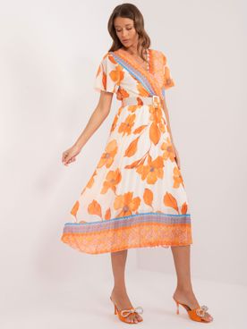 Bielo-oranžové dámske plisované šaty s výraznou potlačou