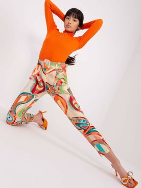 Béžové dámske nohavice s farebným vzorom a opaskom