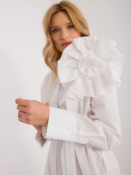 Biele asymetrické košeľové šaty s opaskom a výraznou aplikáciou kvetiny na pleci