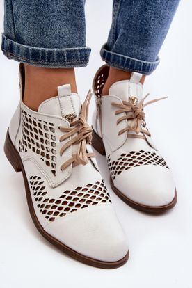 Biele ažúrové dámske členkové topánky z prírodnej kože