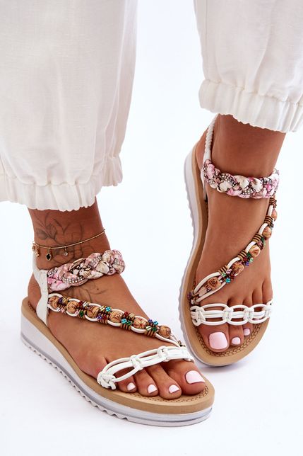 Biele módne klinové sandále s kamienkami a korálkami