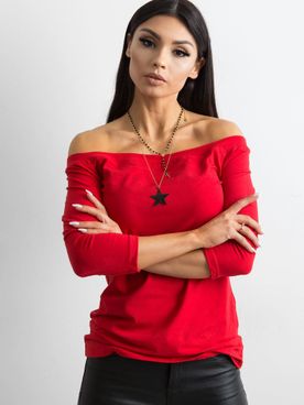 Červené tričko s trojštvrťovým rukávom a odhalenými ramenami