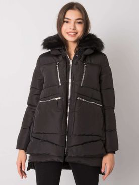 Čierna dámska prešívaná polodlhá zimná bunda s kapucňou a kožušinou