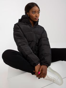 Krátka čierna prešívaná zimná bunda pre ženy