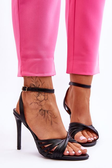 Lesklé čierne sandále pre ženy na ihlicovom podpätku