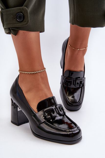 Čierne lakované dámske topánky na podpätku s ozdobnou sponou