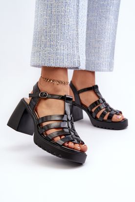 Lakavané čierne dámske kožené sandále na podpätku