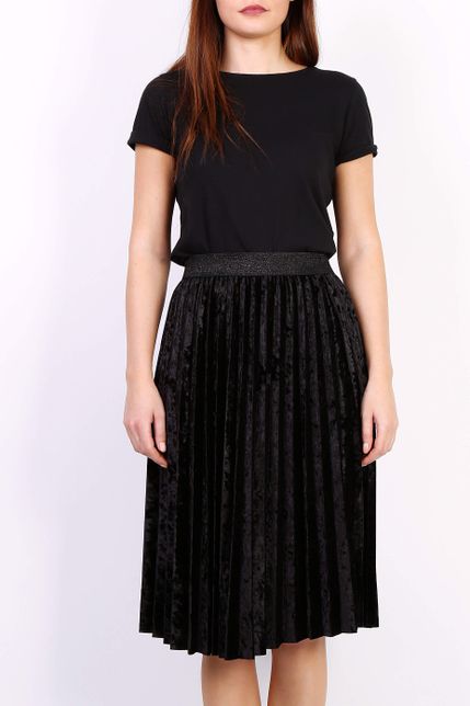 Čierna plisovaná stredne dlhá sukňa