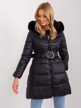 Čierna prešívaná zimná bunda s kožušinou na kapucni a opaskom