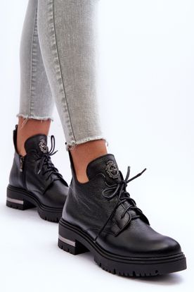 Čierne kožené zateplené topánky s ozdobou na plochom platformovom podpätku