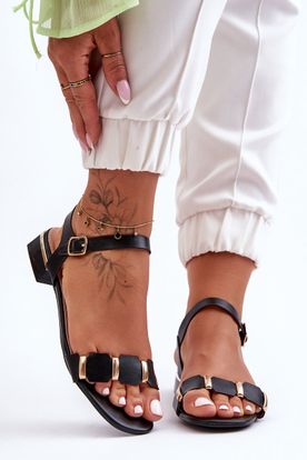 Čierne nízke sandále s ozdobným pásikom