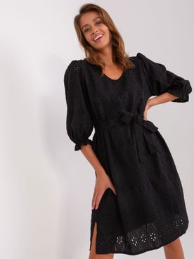 Čierne romantické bavlnené ažúrové šaty s volánovými rukávmi a opaskom